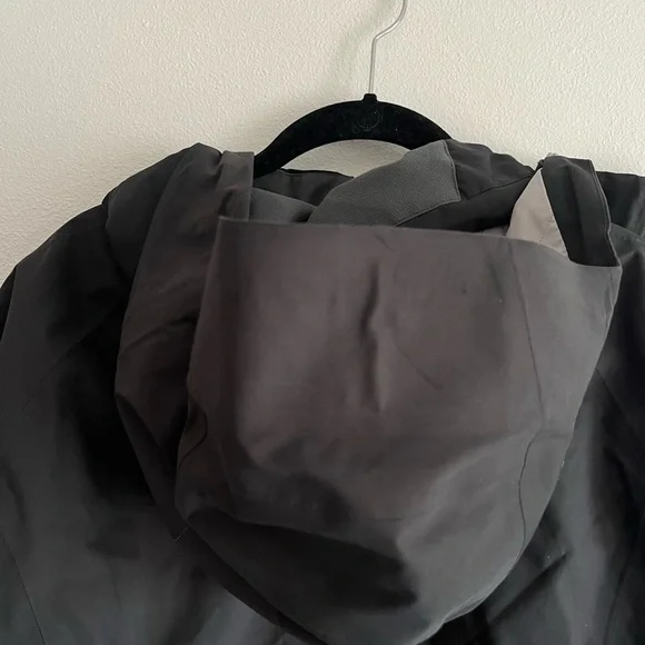 Patagonia Women’s Insulated Ski Jacket - Picture 12 of 15